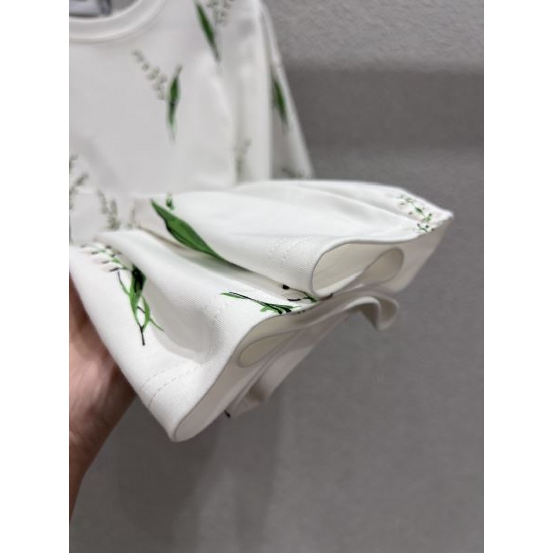 フェミニン 洗練デザイン DIOR ディオール コピー 半袖Tシャツ 女性らしい 安定人気