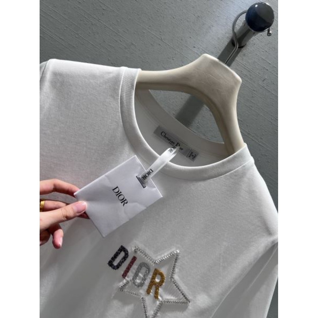 エレガント 清潔感 DIOR ディオール コピー 半袖Tシャツ 上品仕立て 長く愛用