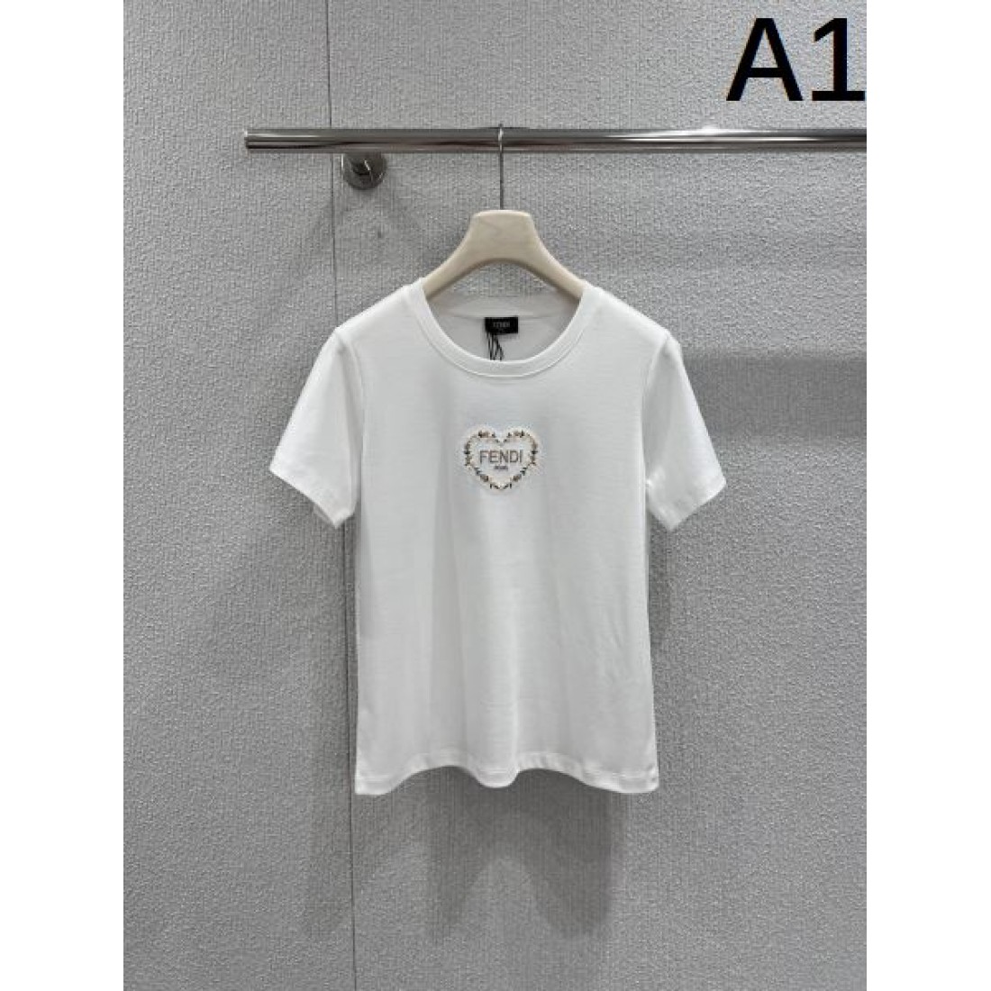 華やか 軽やか FENDI フェンディ コピー 半袖Tシャツ 上質素材 美シルエット