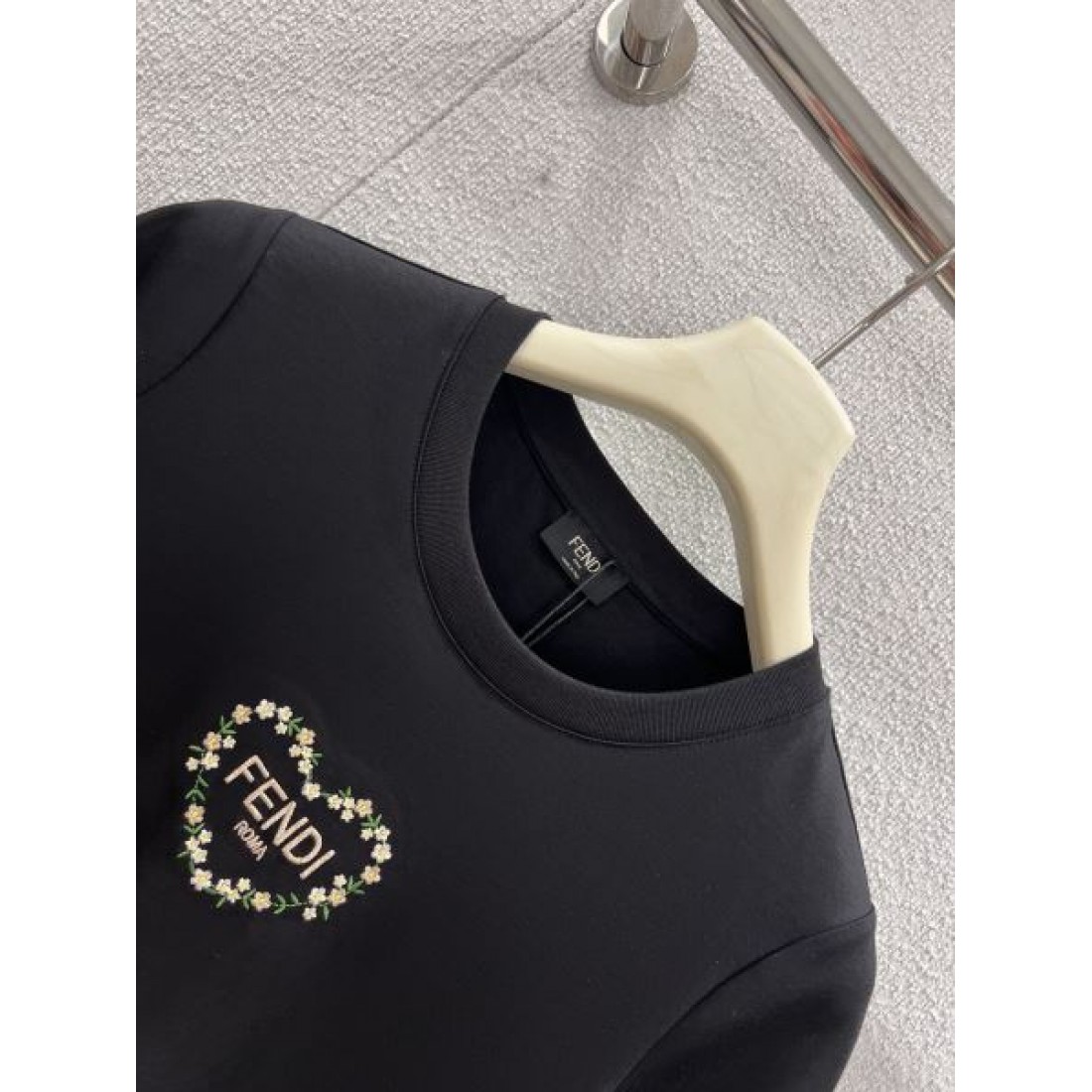 華やか 軽やか FENDI フェンディ コピー 半袖Tシャツ 上質素材 美シルエット