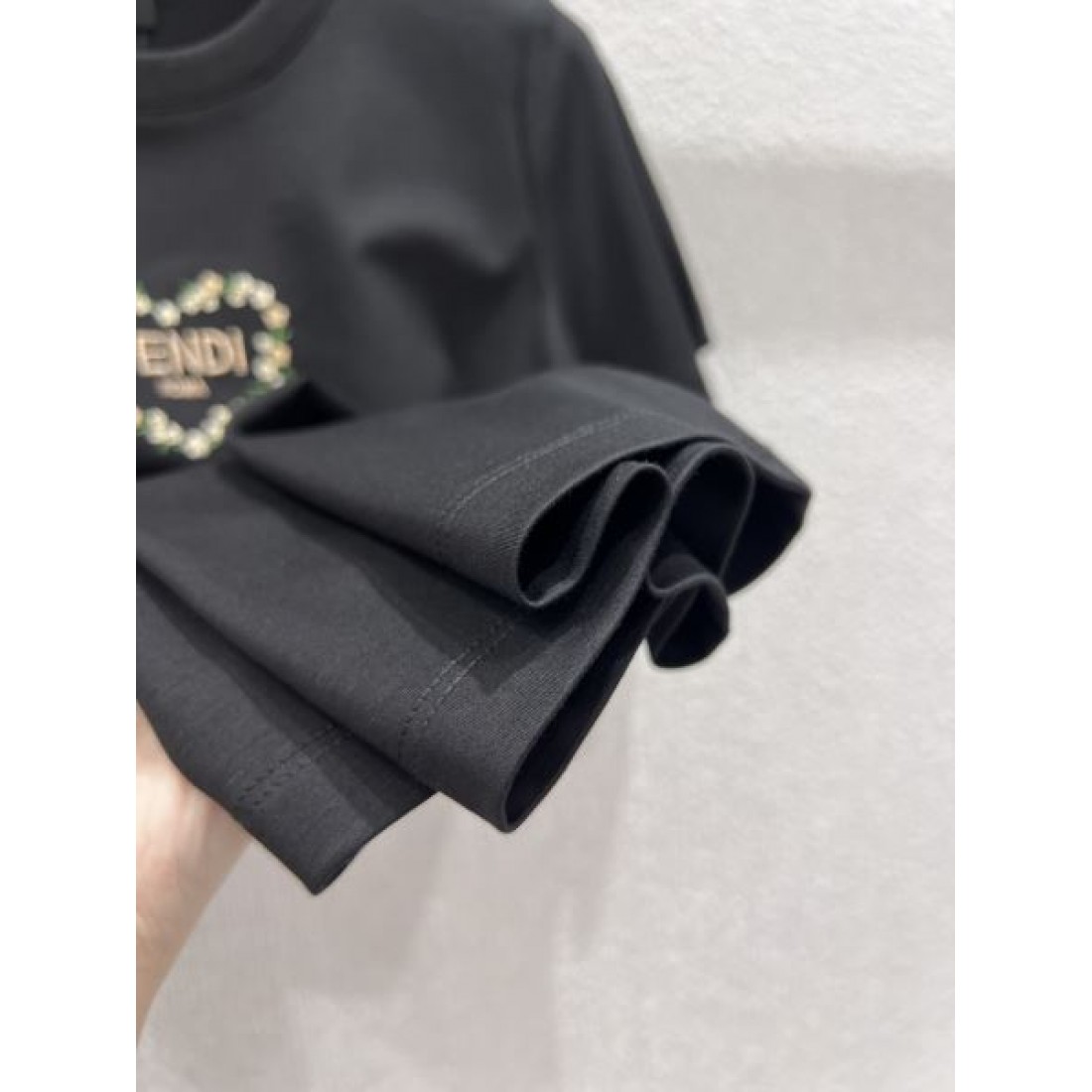 華やか 軽やか FENDI フェンディ コピー 半袖Tシャツ 上質素材 美シルエット