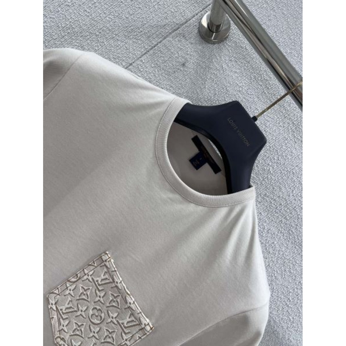 洗練 高級感 LOUIS VUITTON ルイヴィトン コピー 半袖Tシャツ 存在感抜群