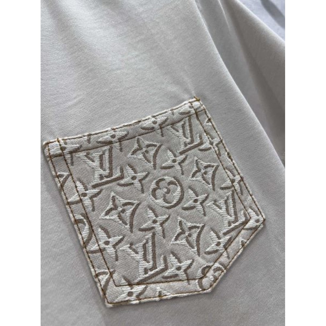 洗練 高級感 LOUIS VUITTON ルイヴィトン コピー 半袖Tシャツ 存在感抜群