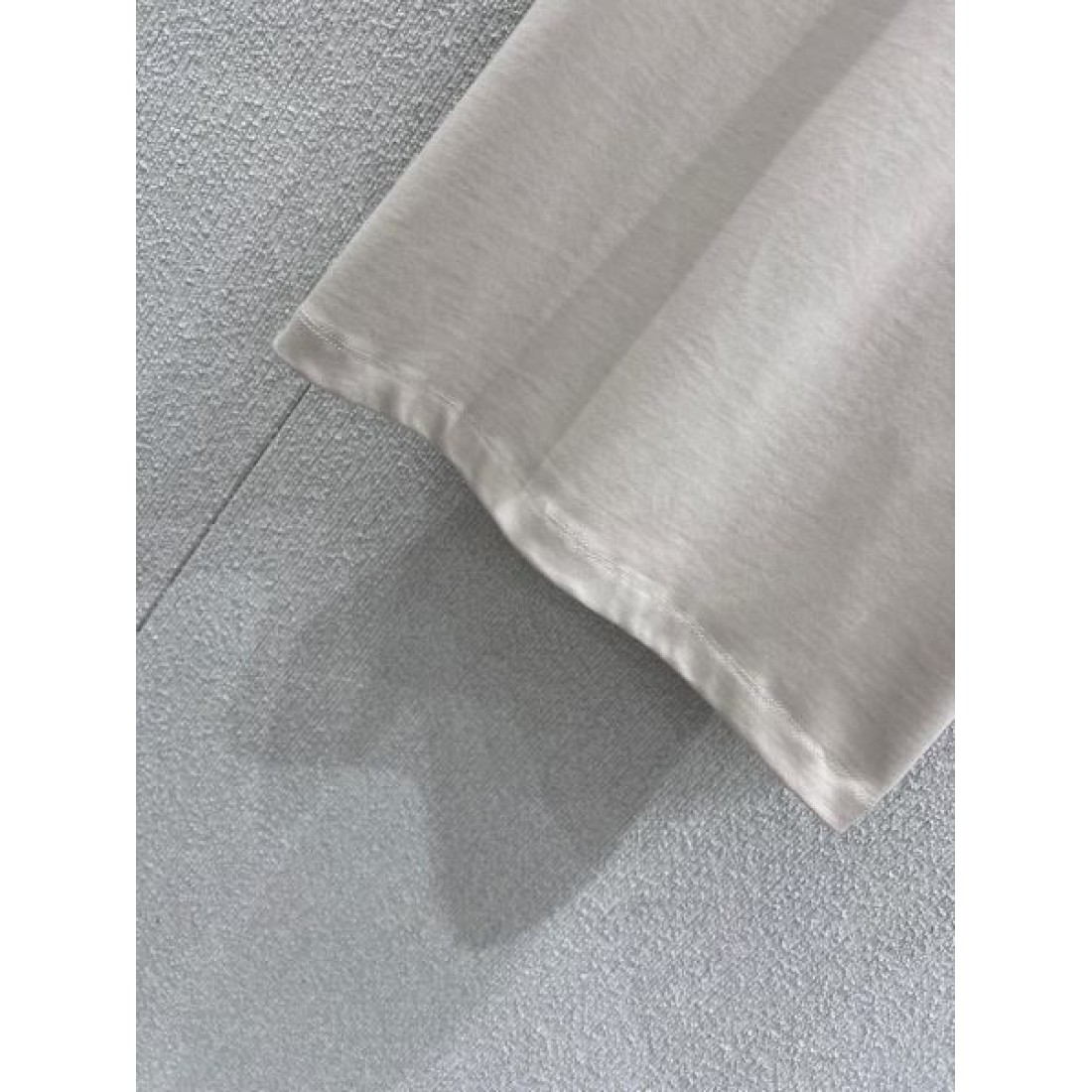 洗練 高級感 LOUIS VUITTON ルイヴィトン コピー 半袖Tシャツ 存在感抜群