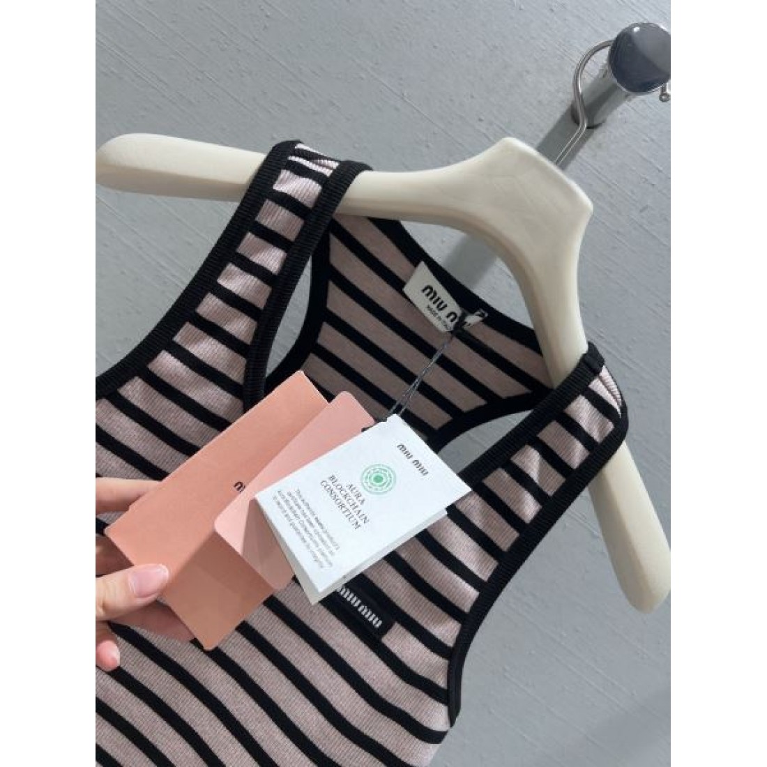 可憐 上品 MIU MIU ミュウミュウ コピー ニットベスト 重ね着万能 デザイン性高