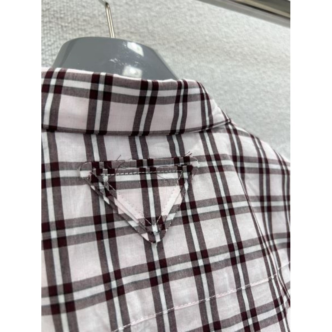  都会的 モダン PRADA プラダ コピー 半袖シャツ シャープ印象 高品質