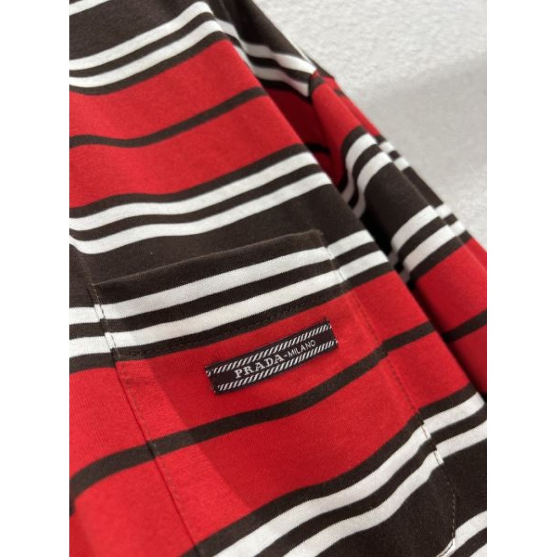  シンプル 洗練 PRADA プラダ コピー 半袖Tシャツ コーデ万能 実用性高