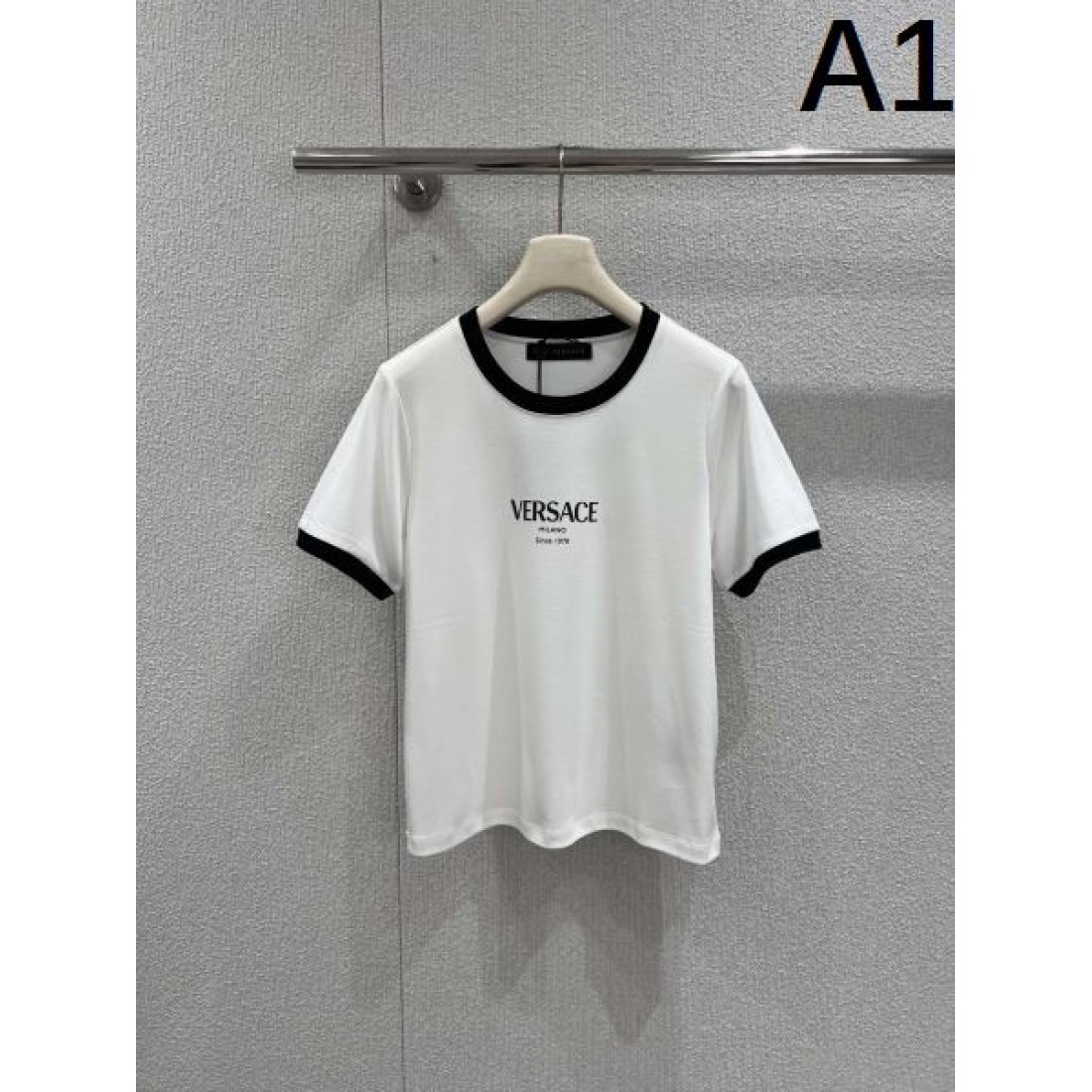 重厚感 スタイリッシュ VERSACE ヴェルサーチェ コピー 半袖Tシャツ インパクト