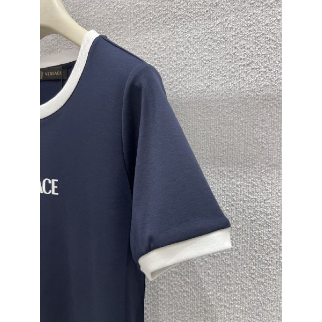 重厚感 スタイリッシュ VERSACE ヴェルサーチェ コピー 半袖Tシャツ インパクト