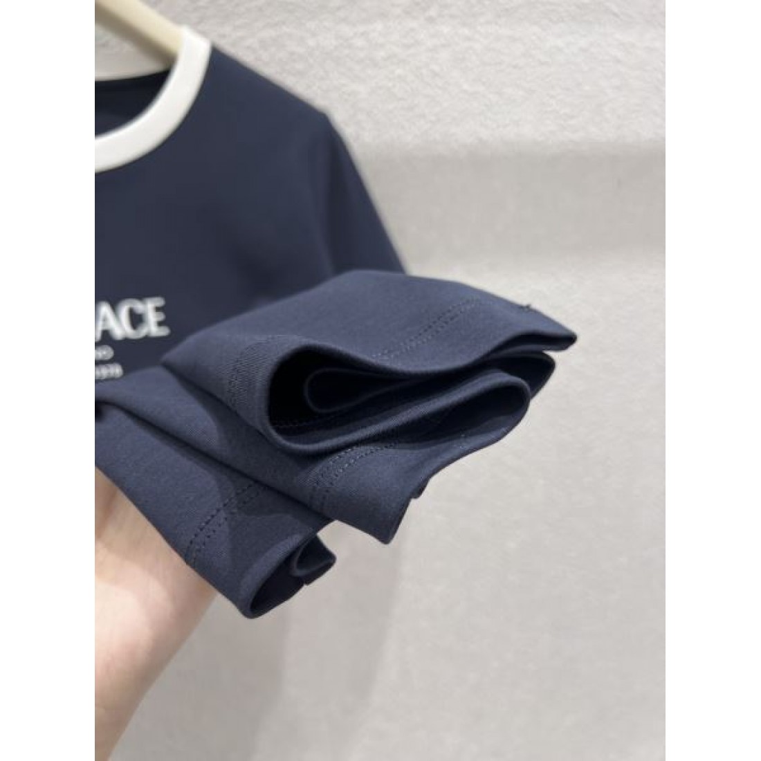 重厚感 スタイリッシュ VERSACE ヴェルサーチェ コピー 半袖Tシャツ インパクト