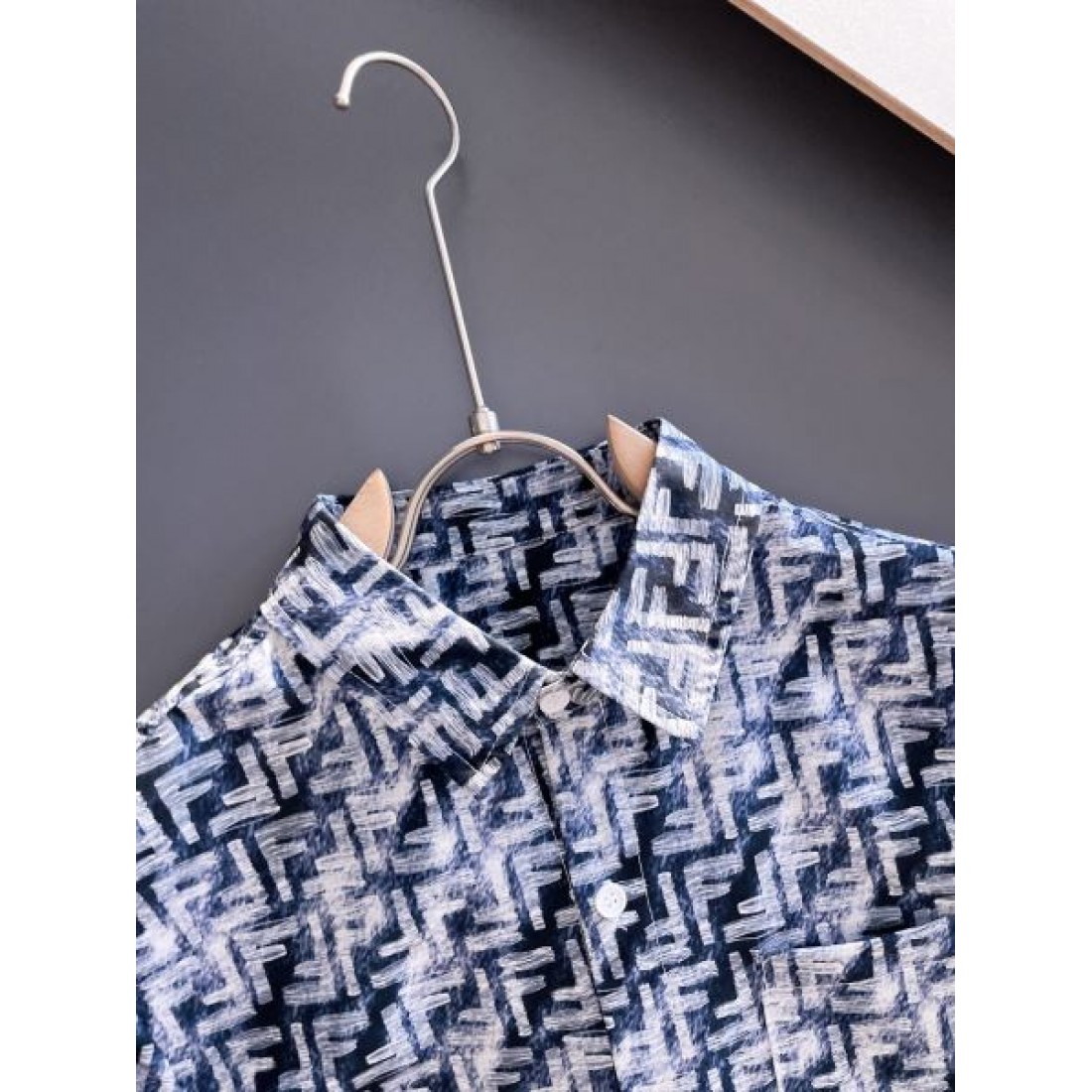 大人カジュアル 洗練 FENDI フェンディ スーパーコピー 長袖シャツ 着回し万能 人気