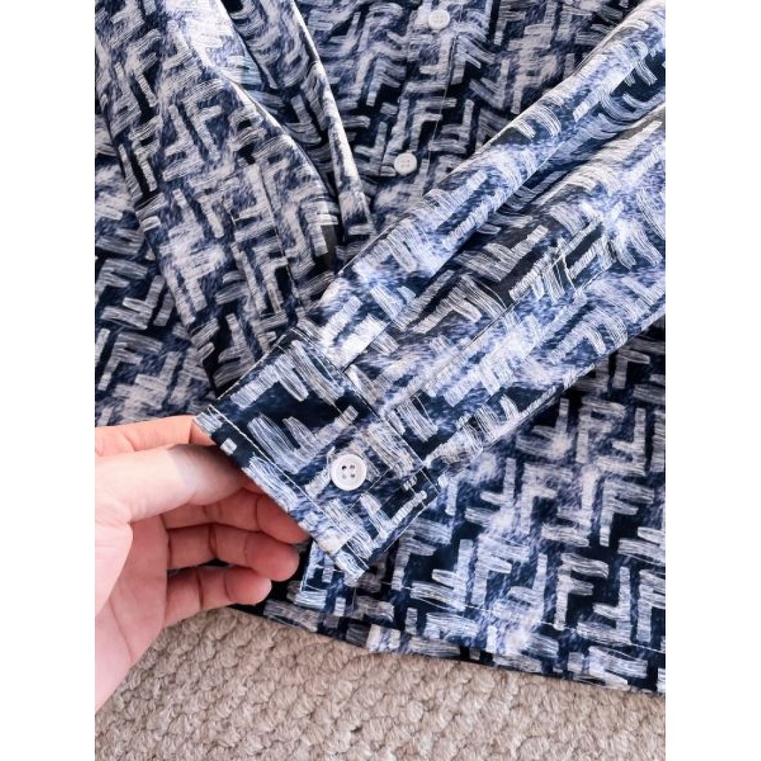 大人カジュアル 洗練 FENDI フェンディ スーパーコピー 長袖シャツ 着回し万能 人気