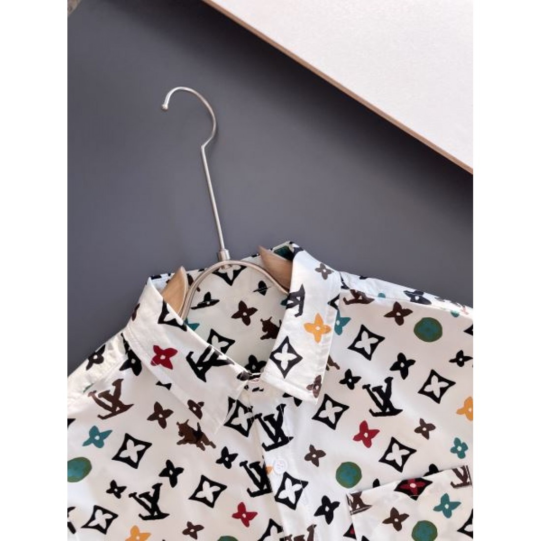 スタイリッシュ 上質素材 LOUIS VUITTON ルイヴィトン コピー 長袖シャツ 高見え 上品