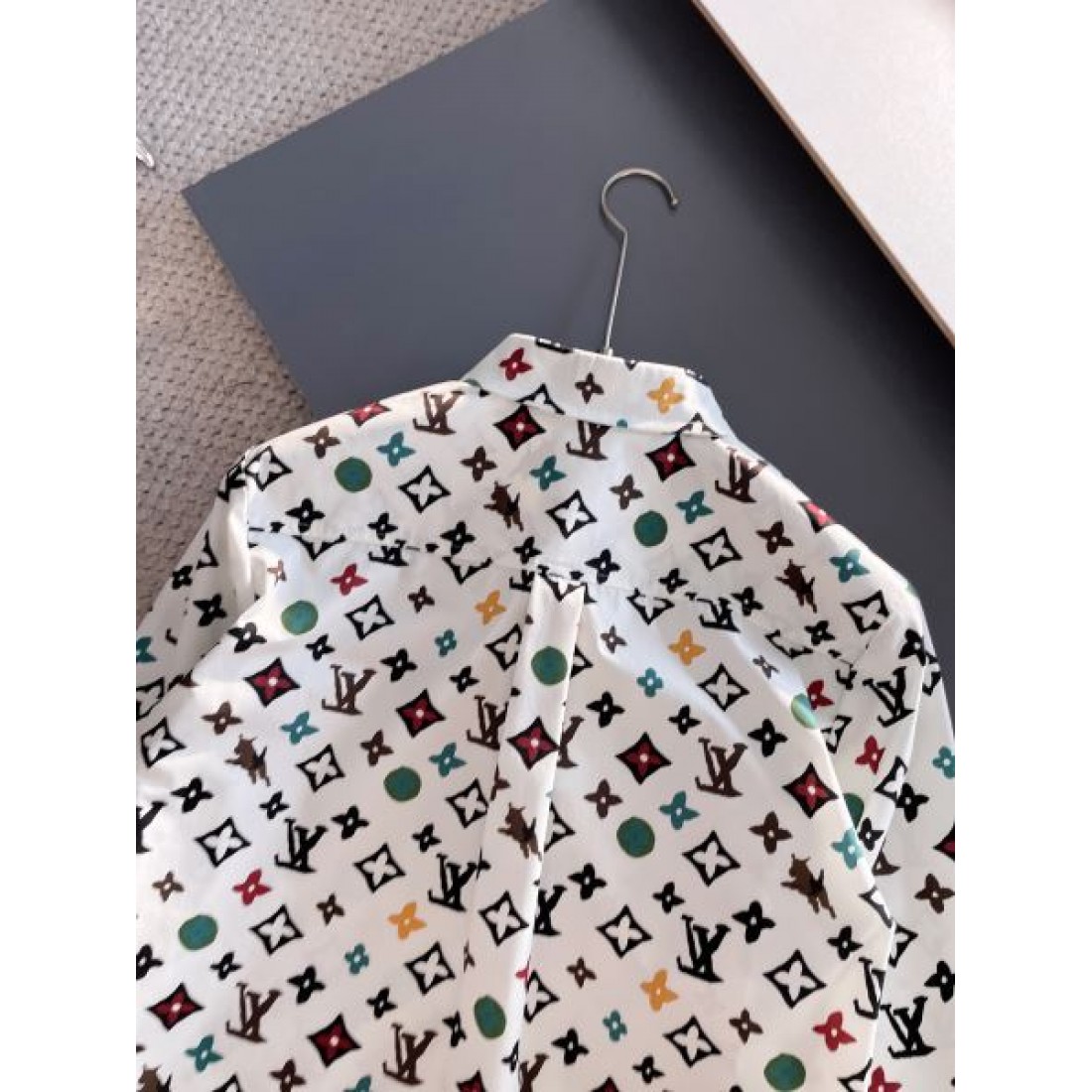 スタイリッシュ 上質素材 LOUIS VUITTON ルイヴィトン コピー 長袖シャツ 高見え 上品