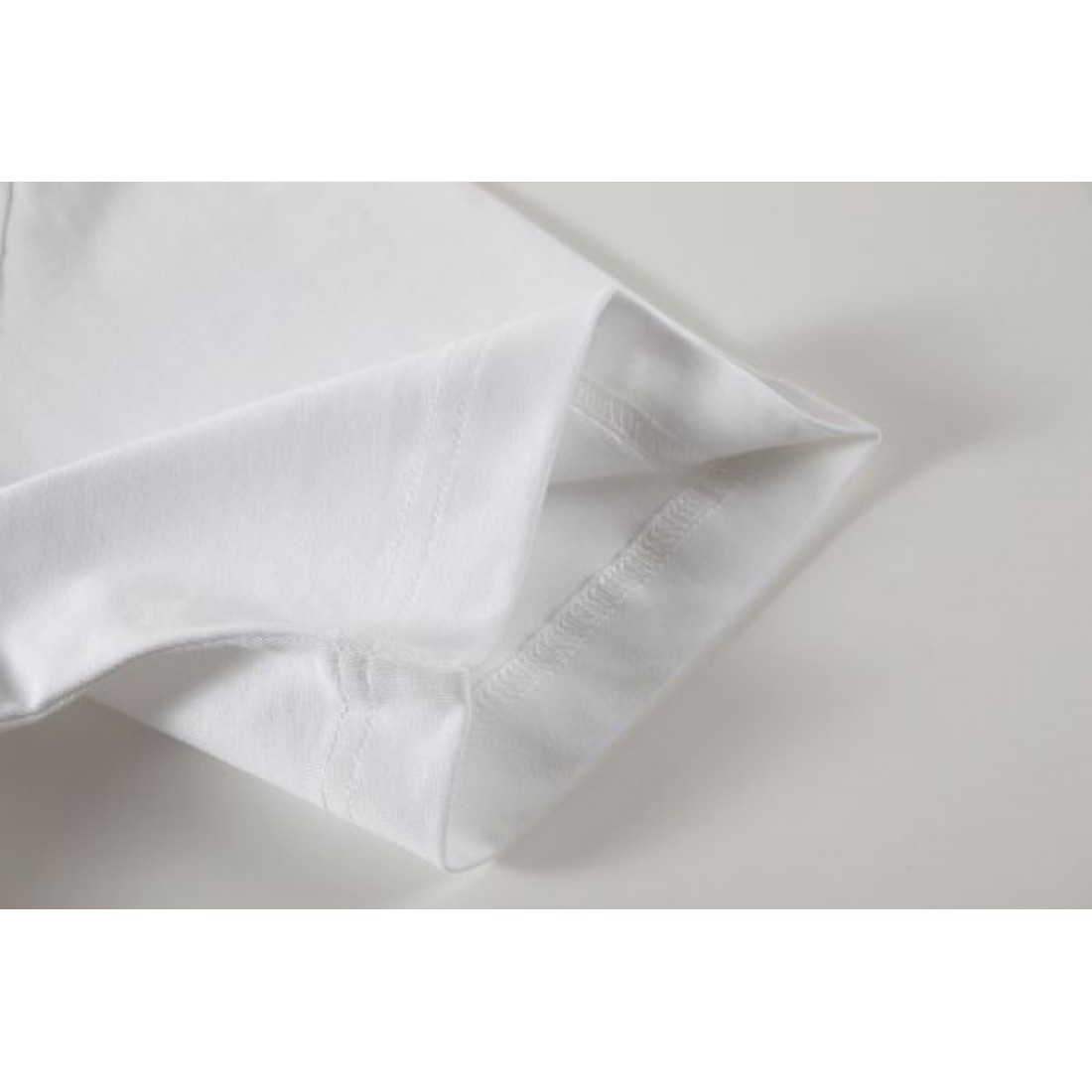 都会的デザイン 上品 LOUIS VUITTON ルイヴィトンコピー  Tシャツ 柔らか素材 快適