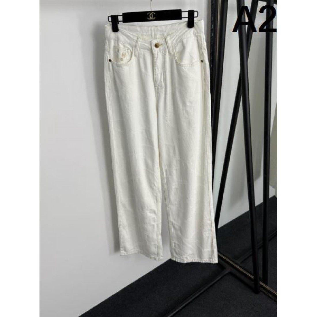  上品 エレガント Chanel シャネル コピー デニムパンツ ワイドシルエット 総柄ロゴ 刺繍デザイン 高級感仕上げ