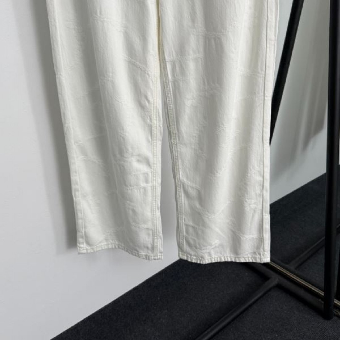  上品 エレガント Chanel シャネル コピー デニムパンツ ワイドシルエット 総柄ロゴ 刺繍デザイン 高級感仕上げ