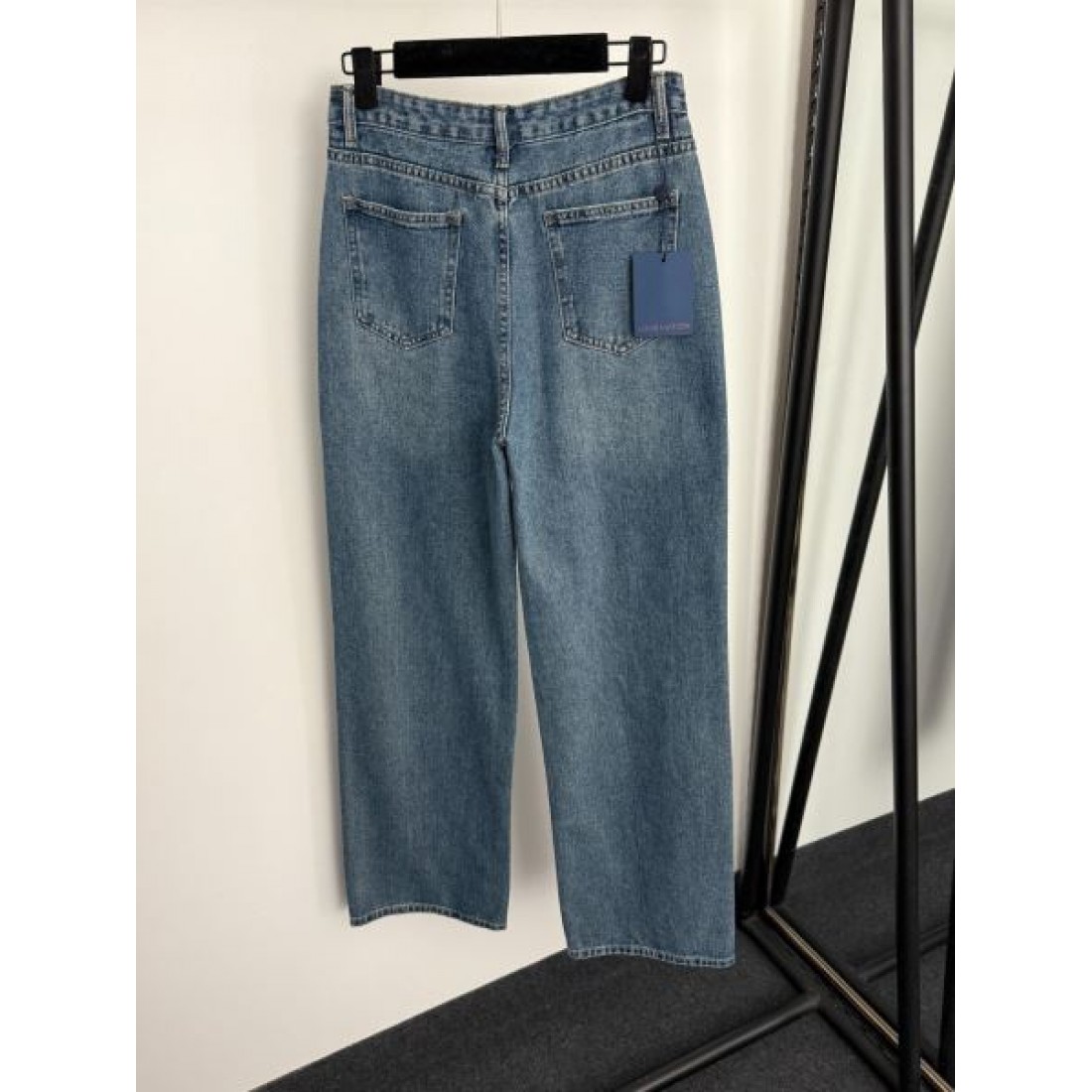 カジュアル 洗練 Louis Vuitton ルイヴィトン コピー デニムパンツ ストレートフィット モノグラムパッチ レザーディテール 快適着用