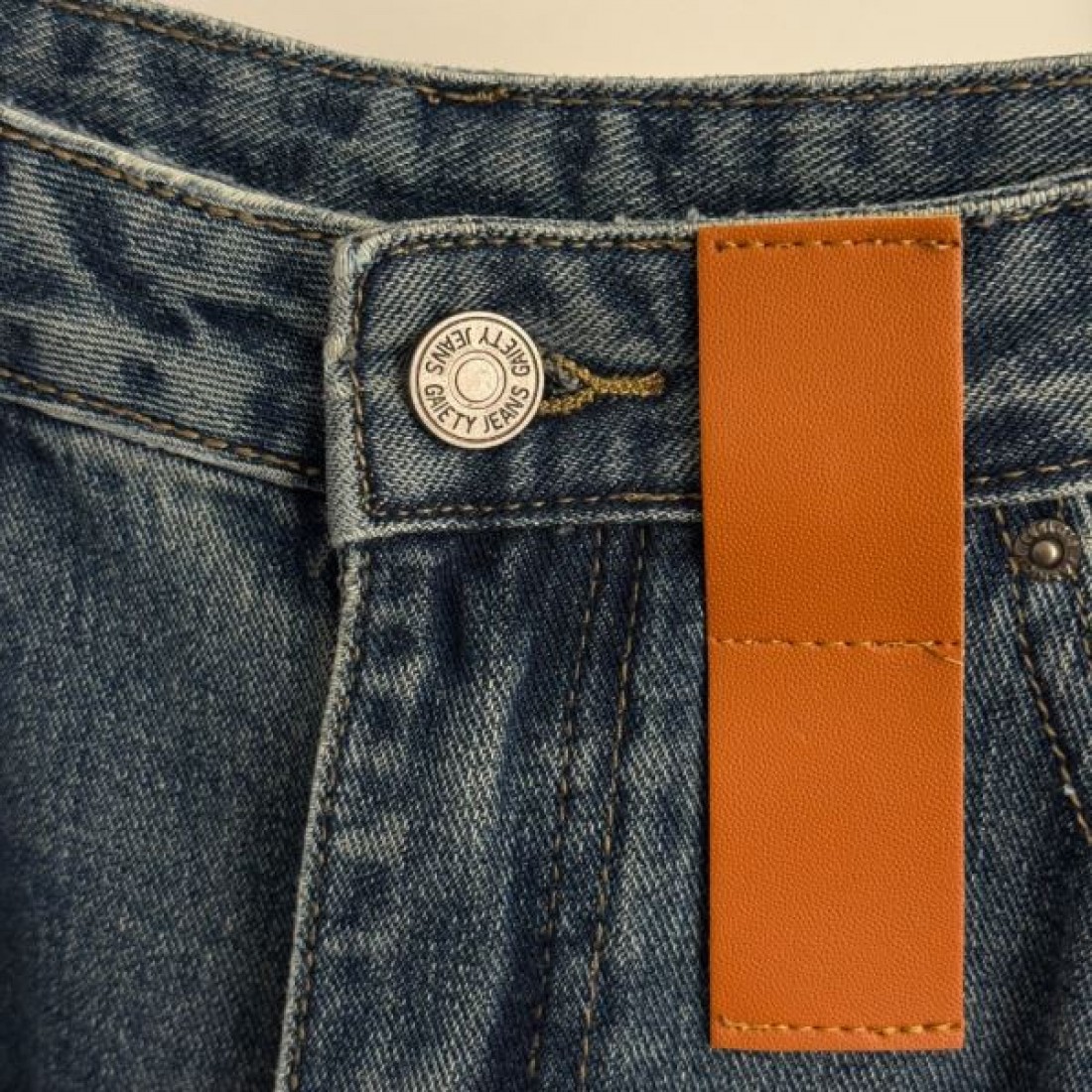 カジュアル 洗練 Louis Vuitton ルイヴィトン コピー デニムパンツ ストレートフィット モノグラムパッチ レザーディテール 快適着用