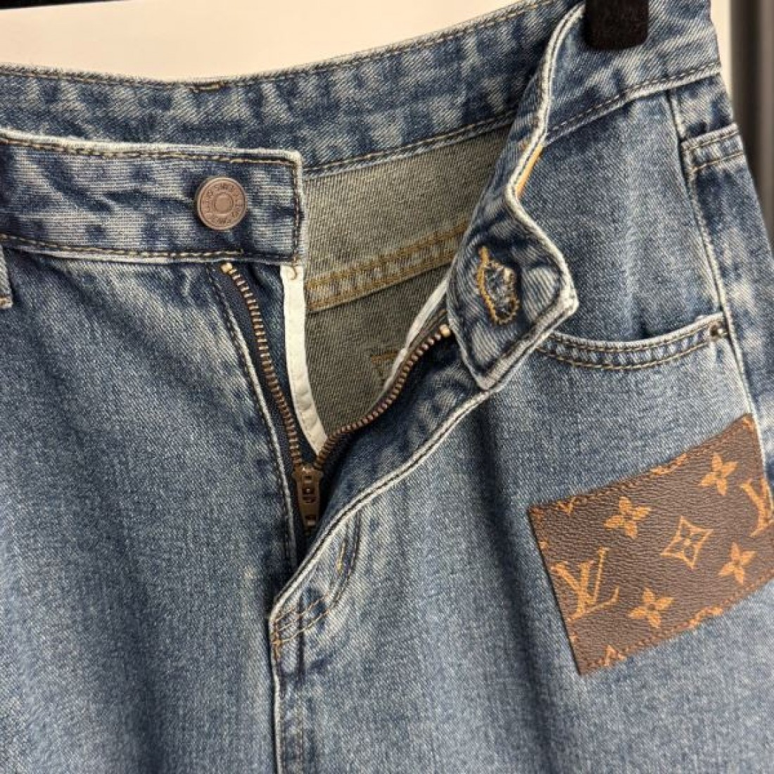 カジュアル 洗練 Louis Vuitton ルイヴィトン コピー デニムパンツ ストレートフィット モノグラムパッチ レザーディテール 快適着用