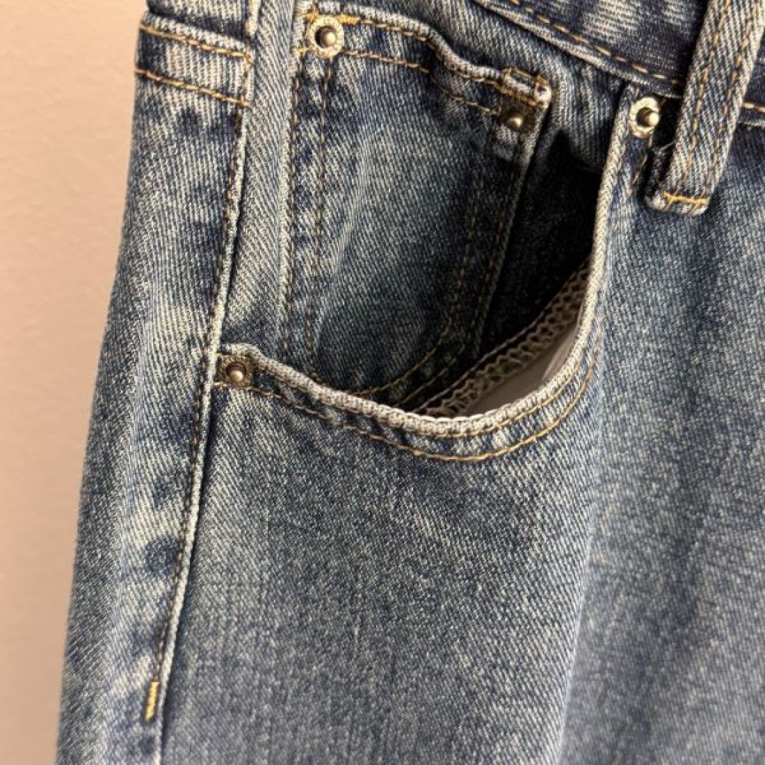 カジュアル 洗練 Louis Vuitton ルイヴィトン コピー デニムパンツ ストレートフィット モノグラムパッチ レザーディテール 快適着用