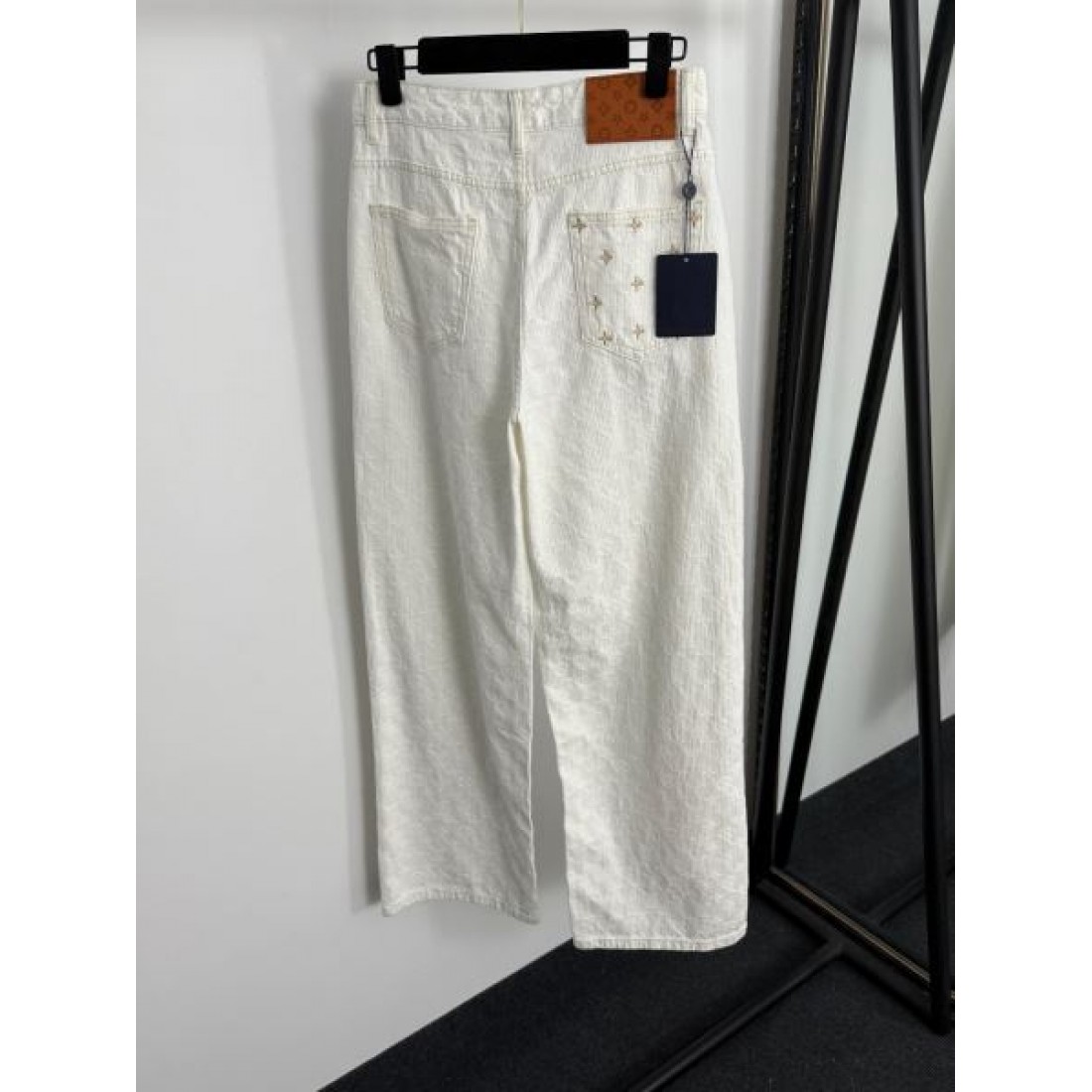 ナチュラル 高級感 Louis Vuitton ルイヴィトン コピー カジュアルパンツ ゆったりシルエット ロゴ刺繍 快適フィット 日常着