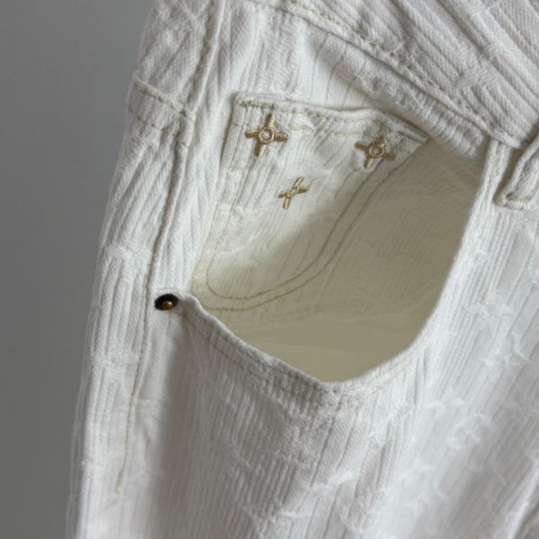 ナチュラル 高級感 Louis Vuitton ルイヴィトン コピー カジュアルパンツ ゆったりシルエット ロゴ刺繍 快適フィット 日常着