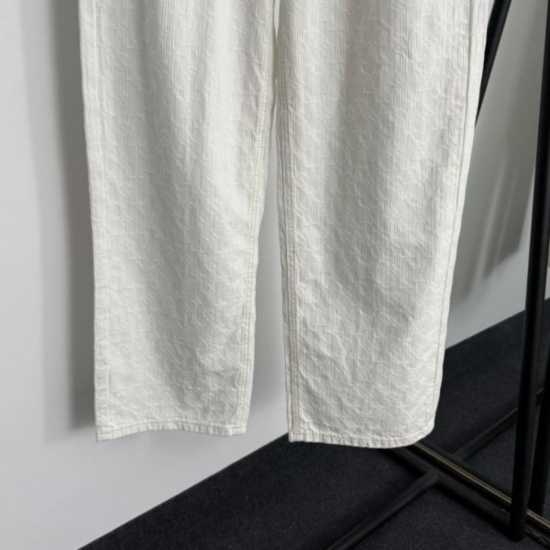 ナチュラル 高級感 Louis Vuitton ルイヴィトン コピー カジュアルパンツ ゆったりシルエット ロゴ刺繍 快適フィット 日常着