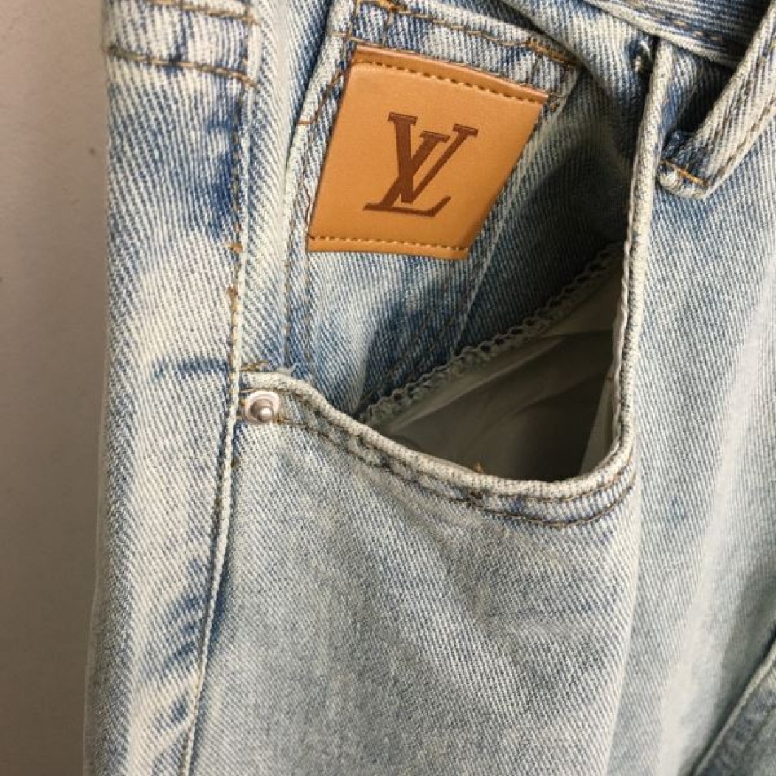 シンプル 高品質 Louis Vuitton ルイヴィトン コピー ジーンズ ストレートパンツ ロゴ刺繍 ポケットデザイン 日常万能