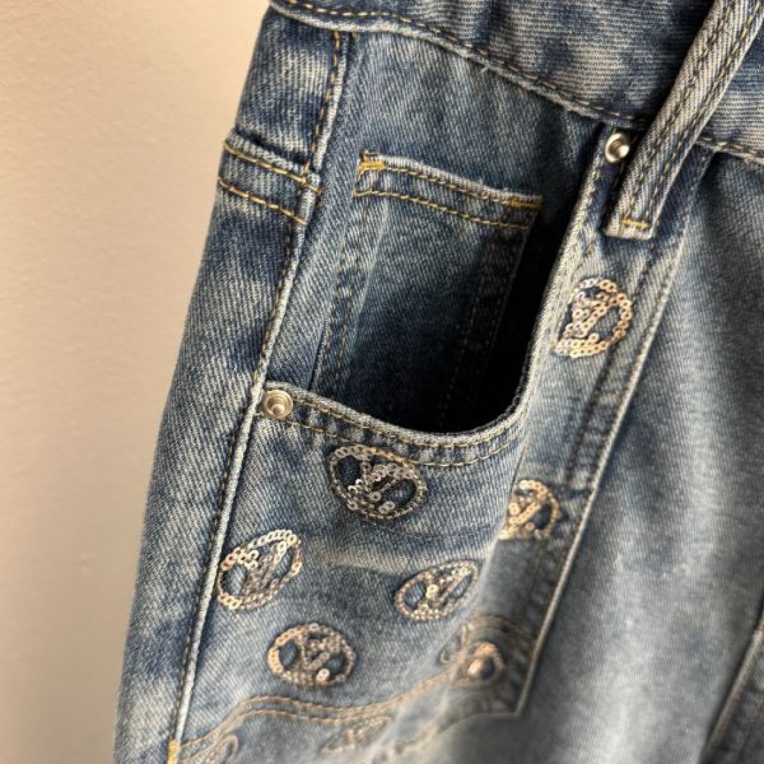 上品 クラシック Louis Vuitton ルイヴィトン デニムパンツ コピー ワイドパンツ 刺繍ロゴ ハイウエスト