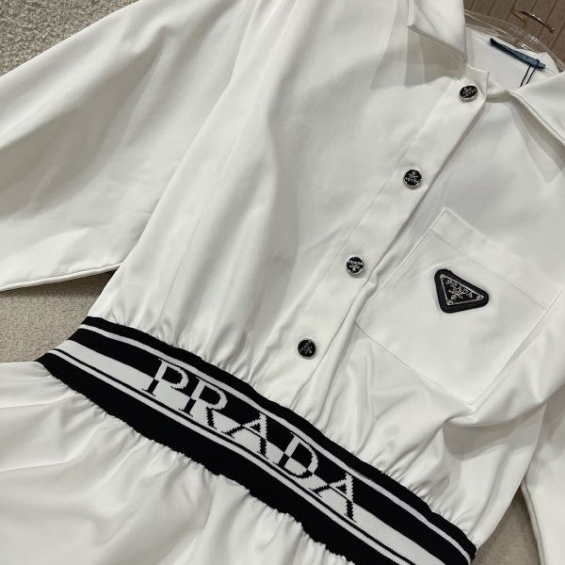 PRADA コピー ワンピース ウエストマーク  プラダ ロゴベルト付き 美シルエット ロングワンピース