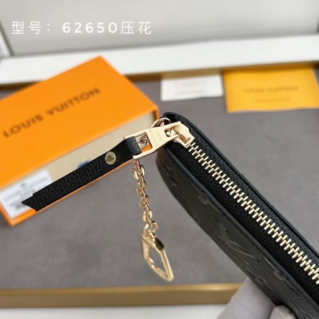 ルイヴィトン コピー 財布 エンボスモノグラム ラウンドジップ ミニカードケース キーリング付き コンパクト財布 Louis Vuitton 