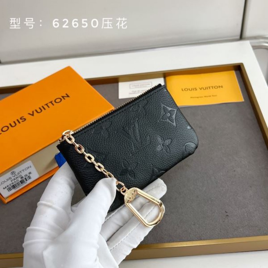 ルイヴィトン コピー 財布 エンボスモノグラム ラウンドジップ ミニカードケース キーリング付き コンパクト財布 Louis Vuitton 