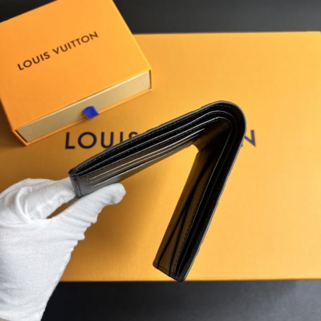 上品 大容量 LOUIS VUITTON ルイヴィトン スーパーコピー 二つ折り財布 人気モデル シンプル