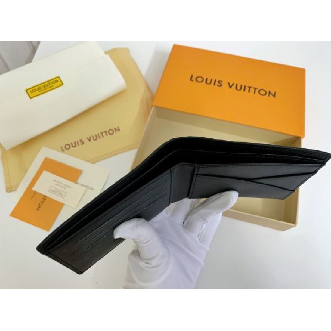 高級感 シンプル LOUIS VUITTON ルイヴィトン スーパーコピー 二つ折り財布 実用的 長持ち