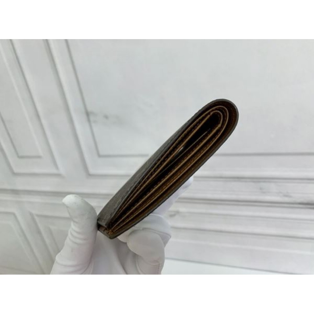 洗練 シンプル LOUIS VUITTON ルイヴィトン コピー  二つ折り財布 収納力抜群 上品