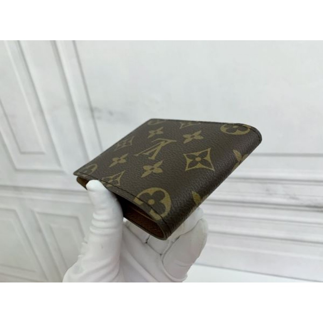 洗練 シンプル LOUIS VUITTON ルイヴィトン コピー  二つ折り財布 収納力抜群 上品