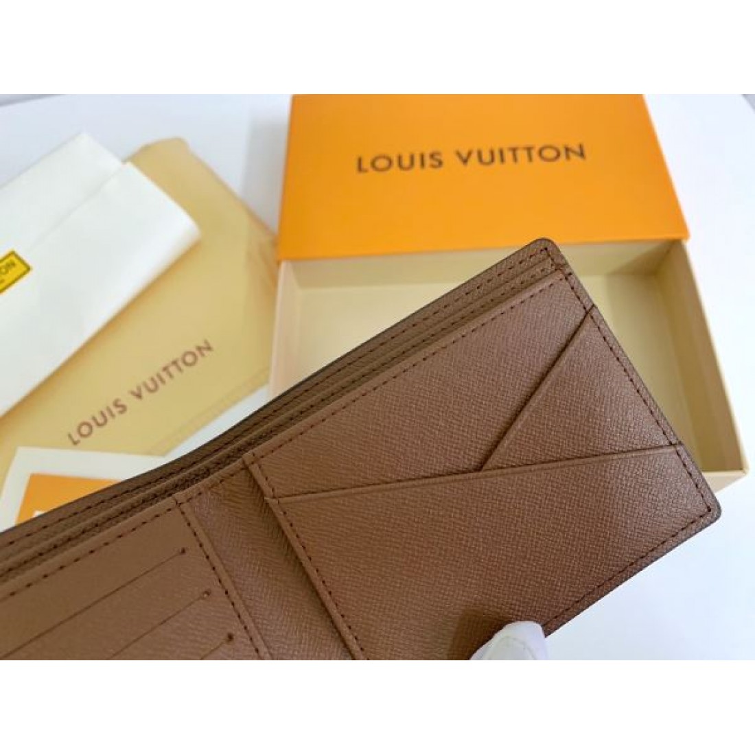 洗練 シンプル LOUIS VUITTON ルイヴィトン コピー  二つ折り財布 収納力抜群 上品