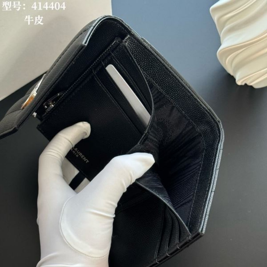  高級感 人気 YSL イヴサンローラン コピー  二つ折り財布 薄型 使いやすい