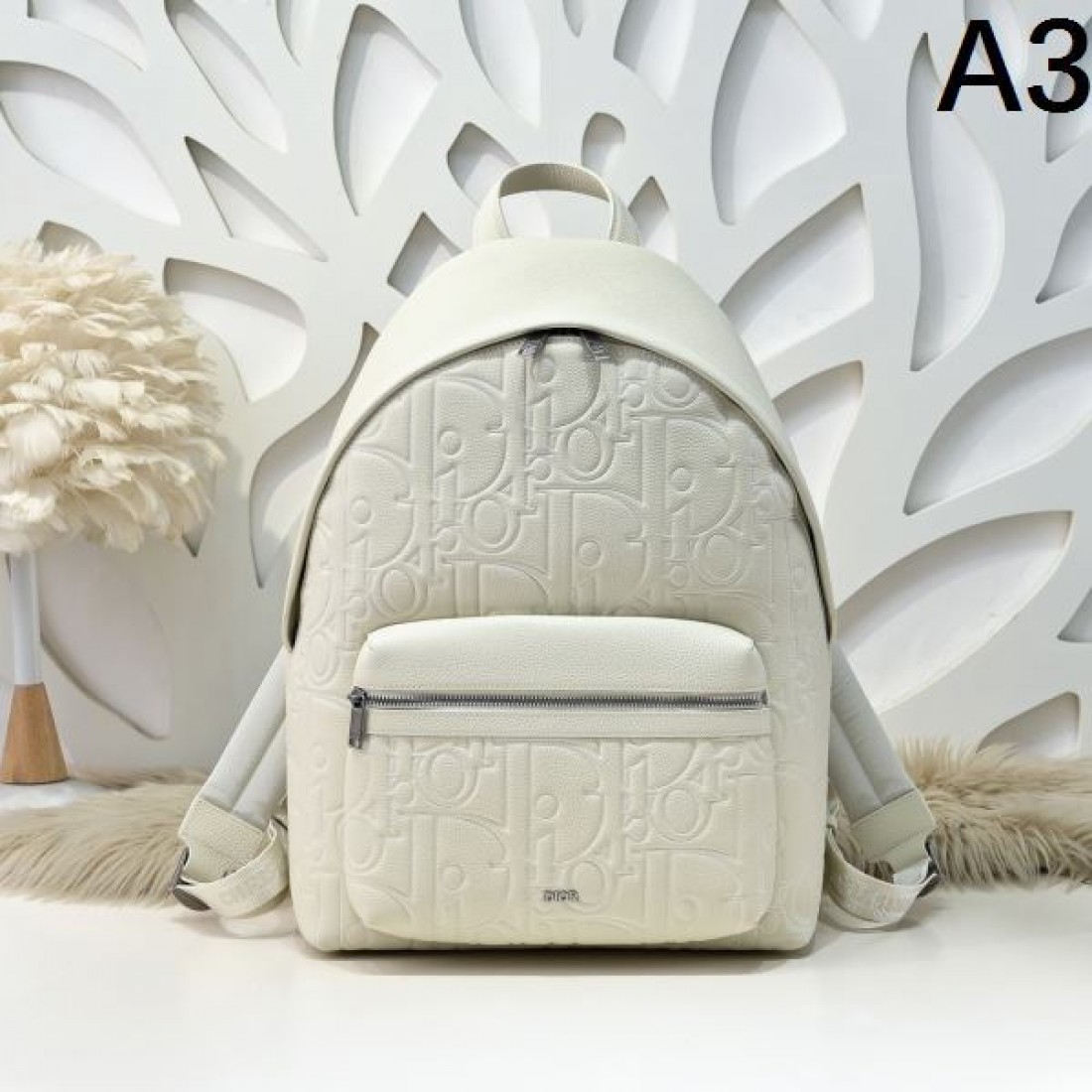 上品 ミニマル Dior ディオール コピー バックパック エンボスロゴレザー スムースカーフ フロントポケット ダブルファスナー 軽量設計 大容量収納