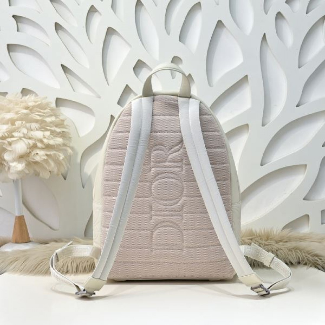 上品 ミニマル Dior ディオール コピー バックパック エンボスロゴレザー スムースカーフ フロントポケット ダブルファスナー 軽量設計 大容量収納