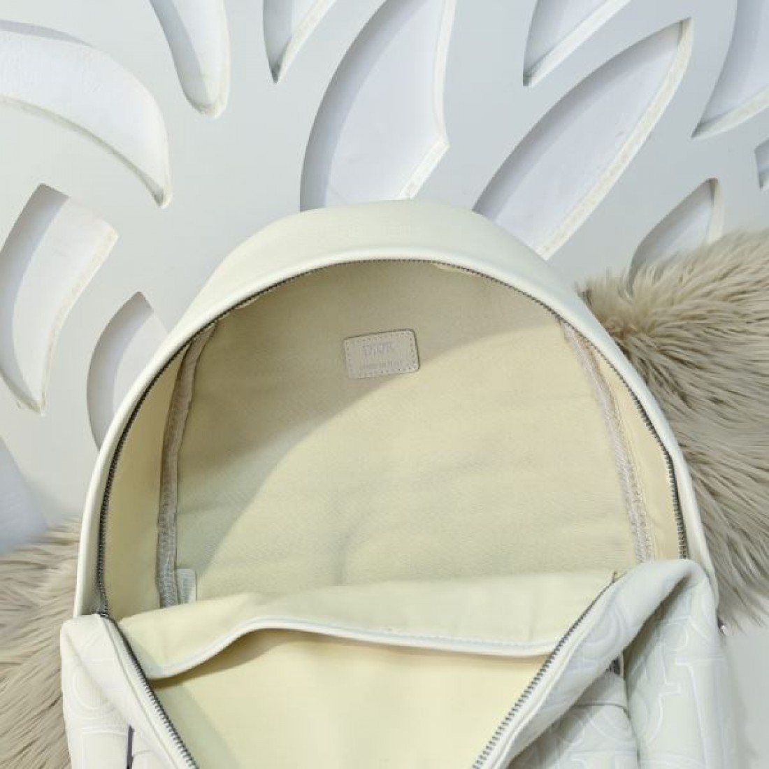 上品 ミニマル Dior ディオール コピー バックパック エンボスロゴレザー スムースカーフ フロントポケット ダブルファスナー 軽量設計 大容量収納