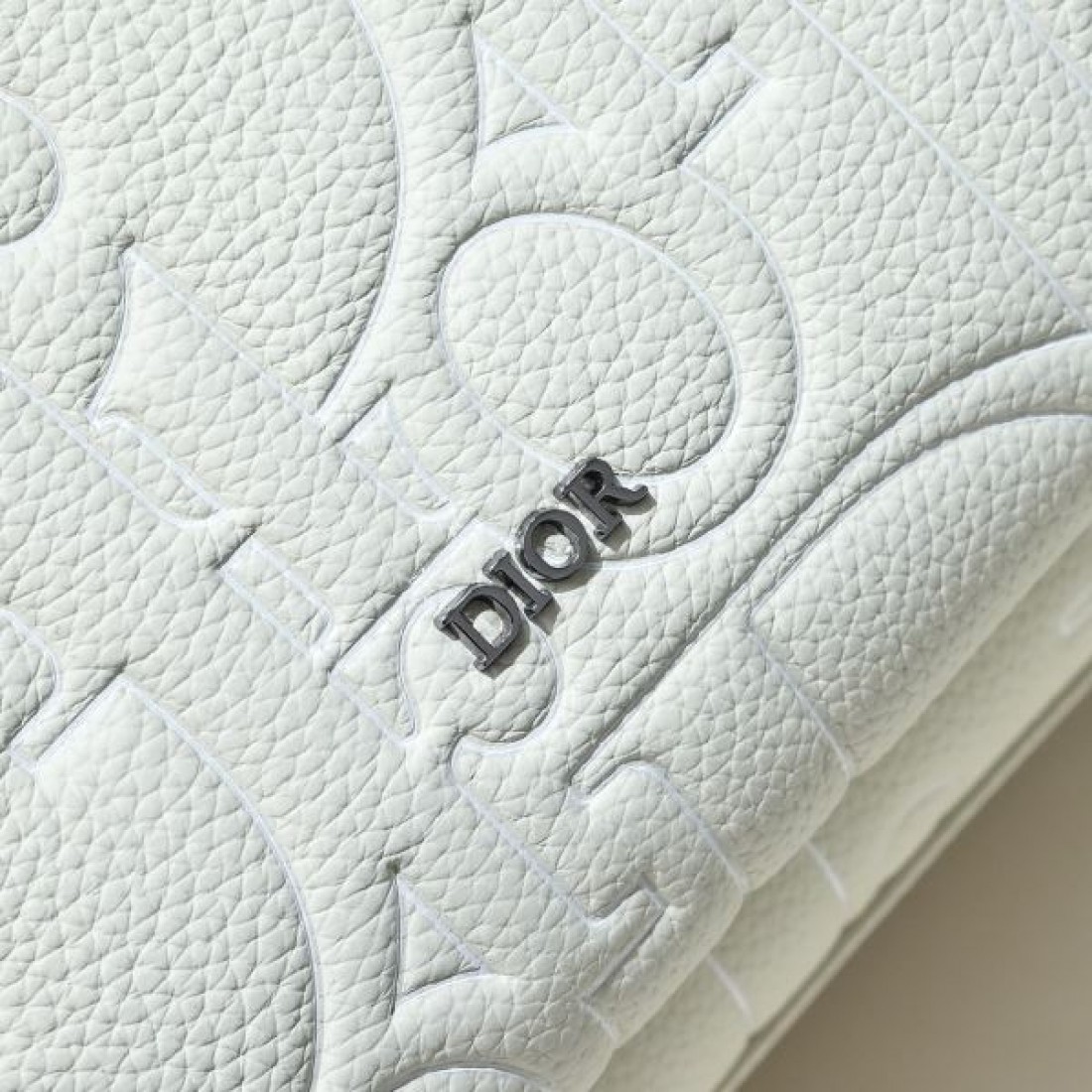 上品 ミニマル Dior ディオール コピー バックパック エンボスロゴレザー スムースカーフ フロントポケット ダブルファスナー 軽量設計 大容量収納