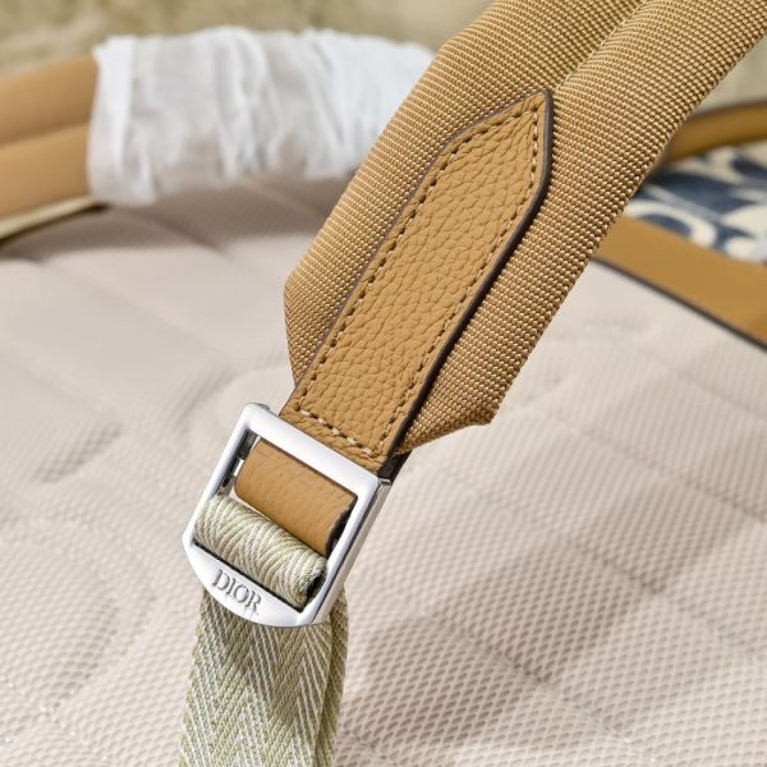 ディオール コピー リュック オブリークキャンバス 縦型フォルム フラップ＋バックル仕様 調節可能ショルダー 多機能 ポケットモード 高級感 Dior