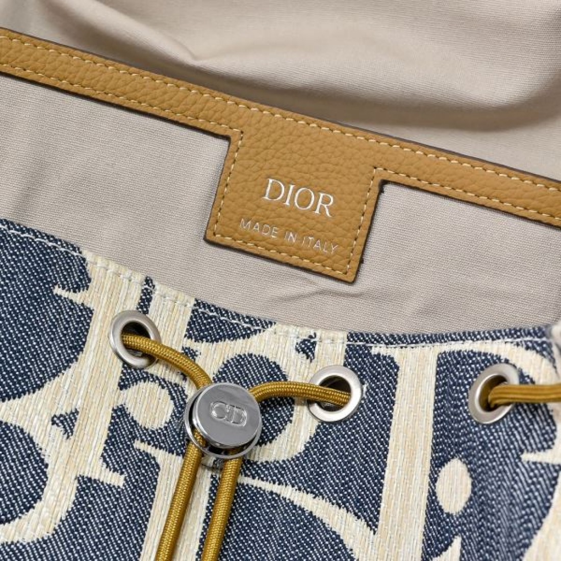 ディオール コピー リュック オブリークキャンバス 縦型フォルム フラップ＋バックル仕様 調節可能ショルダー 多機能 ポケットモード 高級感 Dior