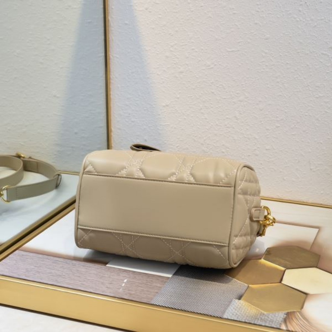 洗練 高級感 Dior ディオール コピー バッグ ミニボストン キルティングデザイン レザー素材 多機能ショルダー ゴールドアクセント 上質仕上げ