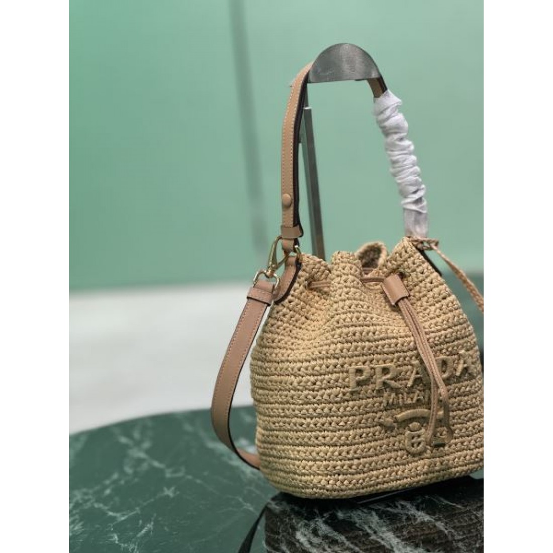 トレンド リゾート PRADA プラダ コピー ショルダーバッグ 編み込みバケット 巾着開閉 コンパクト収納 2WAY仕様 レザーストラップ 軽やか質感