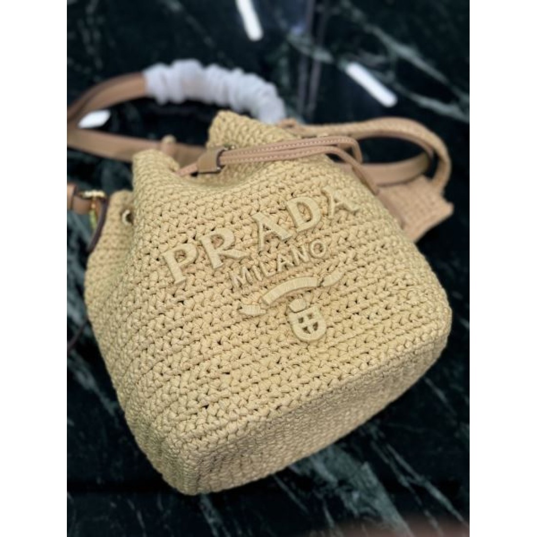 トレンド リゾート PRADA プラダ コピー ショルダーバッグ 編み込みバケット 巾着開閉 コンパクト収納 2WAY仕様 レザーストラップ 軽やか質感