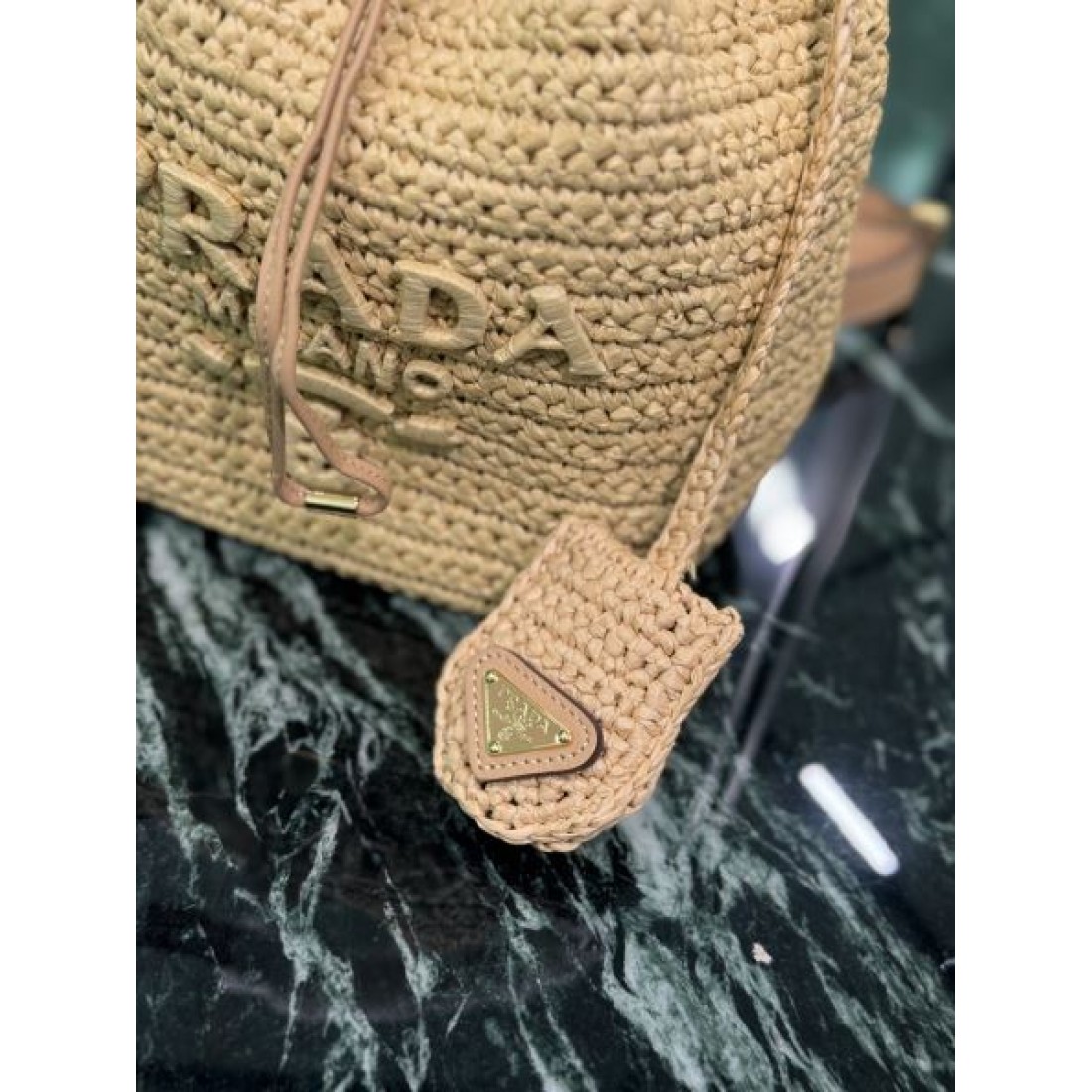 トレンド リゾート PRADA プラダ コピー ショルダーバッグ 編み込みバケット 巾着開閉 コンパクト収納 2WAY仕様 レザーストラップ 軽やか質感