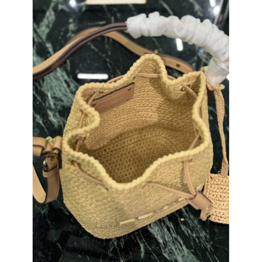 トレンド リゾート PRADA プラダ コピー ショルダーバッグ 編み込みバケット 巾着開閉 コンパクト収納 2WAY仕様 レザーストラップ 軽やか質感